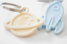 Cargar imagen en el visor de la galería, Spaceship & Planet Keychain - Colores Personalizados