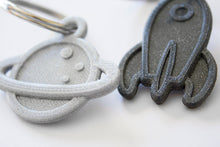 Cargar imagen en el visor de la galería, Spaceship & Planet Keychain - Colores Personalizados