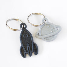 Cargar imagen en el visor de la galería, Spaceship & Planet Keychain - Colores Personalizados