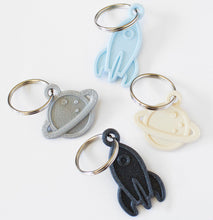 Cargar imagen en el visor de la galería, Spaceship & Planet Keychain - Colores Personalizados