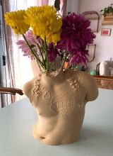 Cargar imagen en el visor de la galería, Torso Amor de madre - Florero
