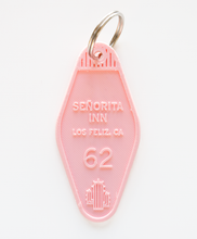 Cargar imagen en el visor de la galería, Señorita Keychain &amp; Monstera Leaf