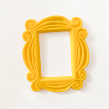 Cargar imagen en el visor de la galería, Marco Friends Nevera - Iman 7,6cm Inspirado en Friends