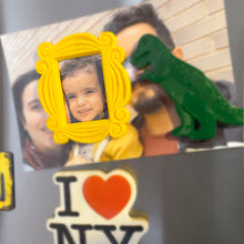 Cargar imagen en el visor de la galería, Marco Friends Nevera - Iman 7,6cm Inspirado en Friends