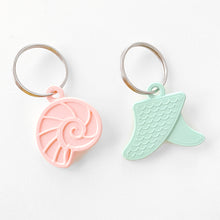 Cargar imagen en el visor de la galería, Ammonite Shell y Mermaid Fin - Charms Keychain
